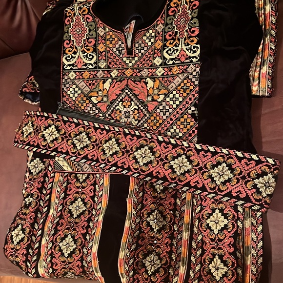 Beautiful heavy beaded velvet thobe - Picture 7 of 10